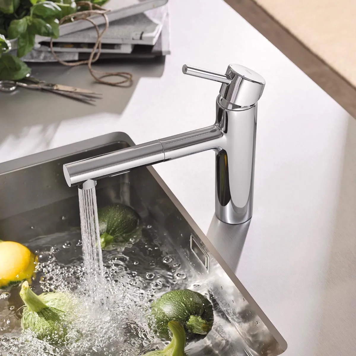 Grohe | Concetto Pull-Out Kitchen Faucet with 2-Function Locking Sprayer in Starlight Chrome